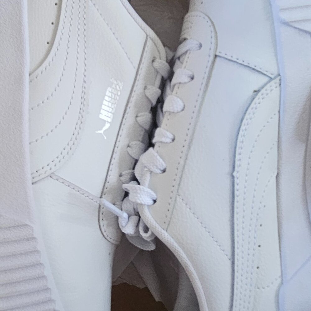 Fashionable and Comfortable Size 7.5 Women White Classic Pumas